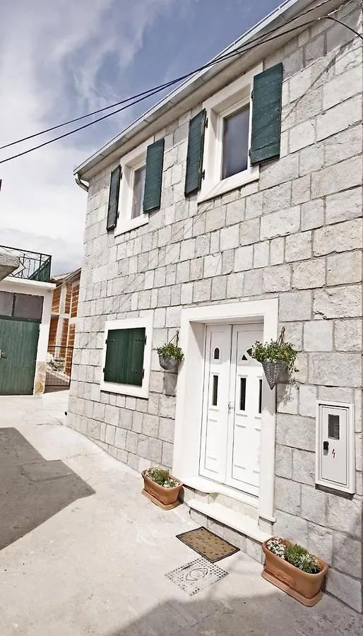 טרוגיר Holiday Home Listesi 1 0*,